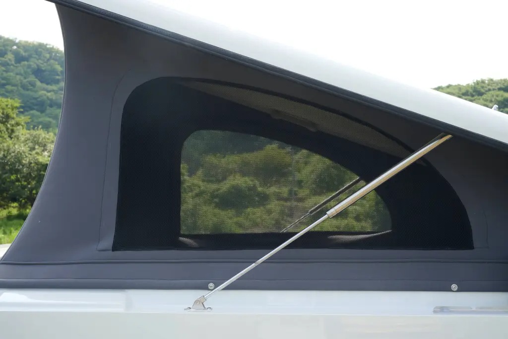 ルーフには開閉可能な網戸